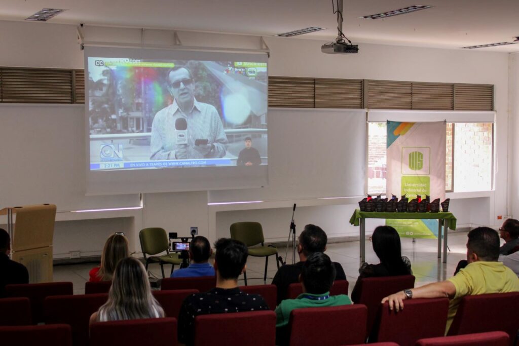 Periodistas durante la celebración del Día del Periodista en UIS Barbosa.