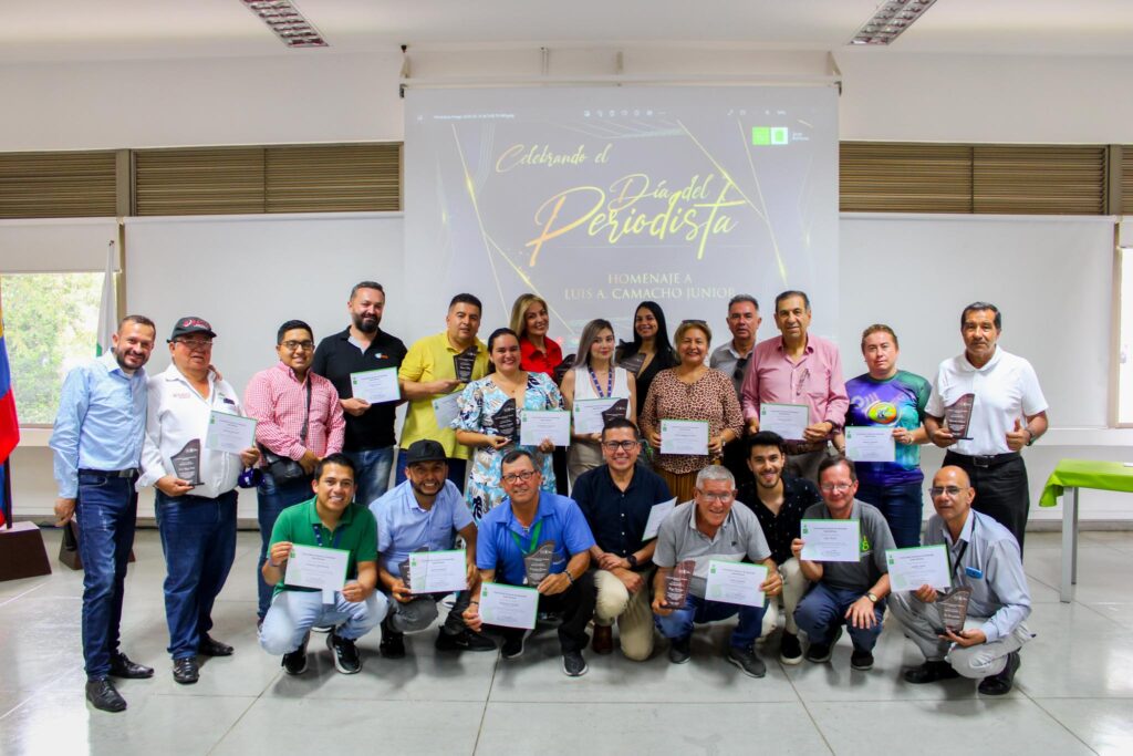 Imagen del grupo de periodistas con funcionarios de la sede UIS Barbosa durante la celebración del Día del Periodista