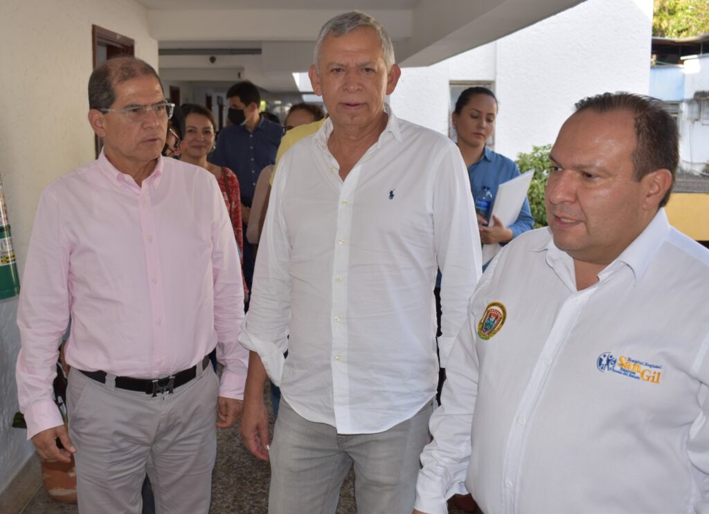Rector y vicerrector administrativo UIS junto con el director del Hospital San Juan de Dios de San Gil durante la visita al antiguo Hotel Bella Isla.