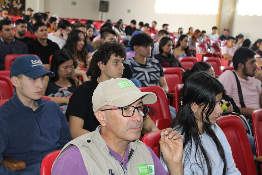 Comunidad de la Sede UIS Málaga durante la presentación de los avances en la construcción de la obra Parque Universidad