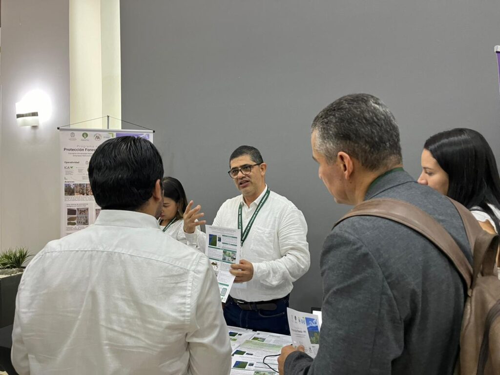 Estudiantes UIS en el II Congreso Nacional de Industriales de la Madera.