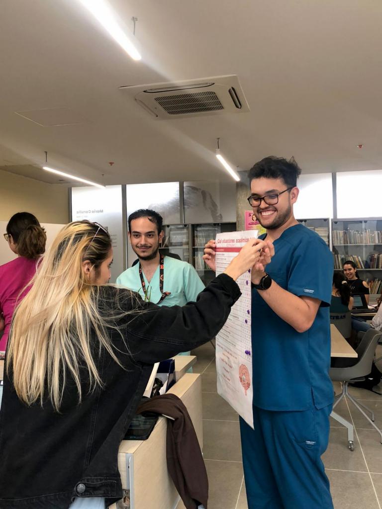 Imagen de estudiantes en actividades en el Centro de Escucha UIS 