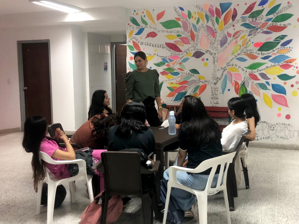 Estudiantes realizando actividades del  Centro de Escucha UIS 