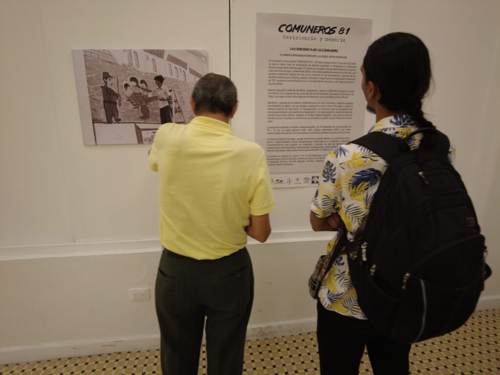 El público asistente detalla la muestra fotográfica y la propuesta del autor.