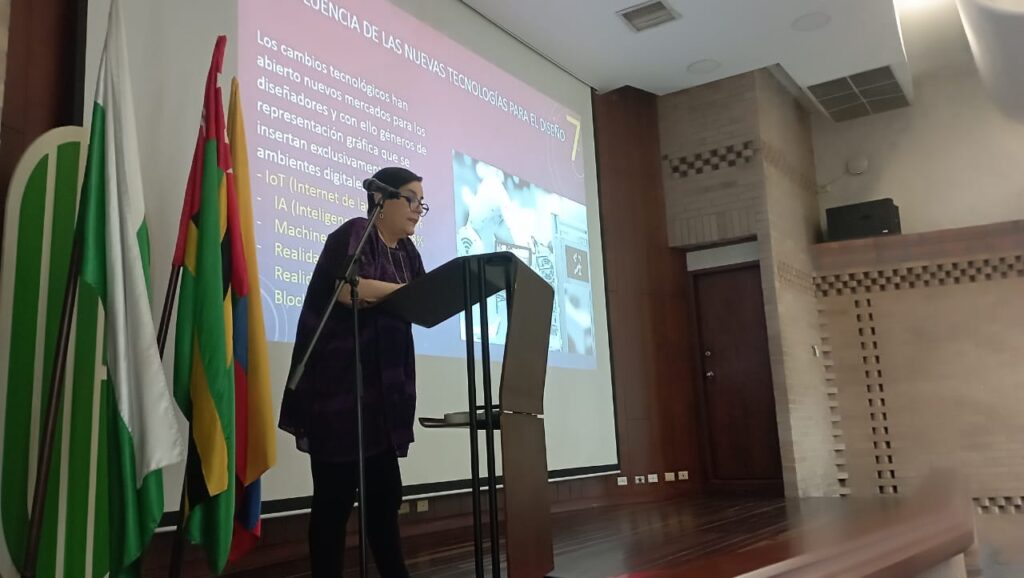 Luz del Carmen Vilchis, conferencista invitada, durante la instalación del Encuentro de la Asociación Colombiana Red Académica de Diseño (RAD) 2024.