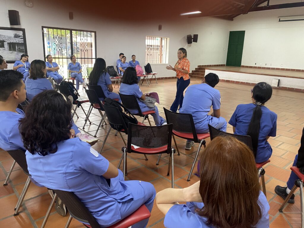 Consejera estudiantil compartiendo con los estudiantes próximos a iniciar su práctica profesional