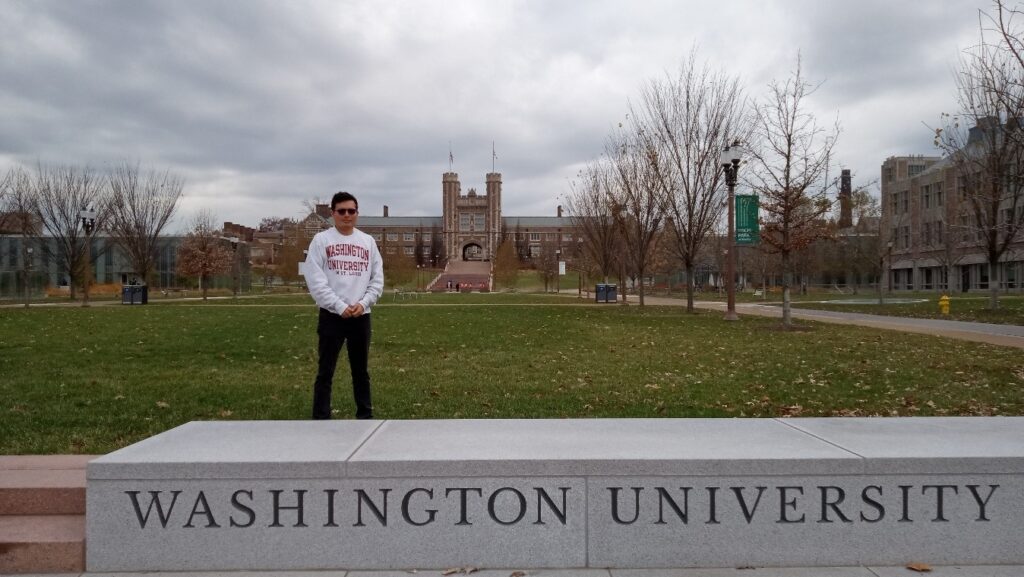 El estudiante de Doctorado Paul Goyes Peñafiel en su pasantía de investigación en Washington University in St Louis.