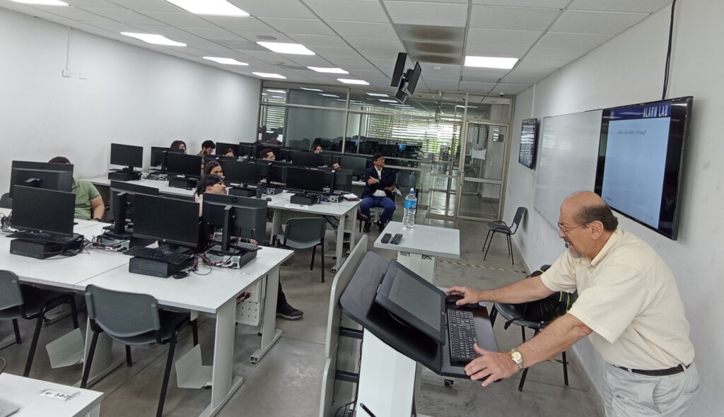 Profesor PhD Nejat Olgac, dictando el seminario Time Delayed Systems, junto a estudiantes UIS. 