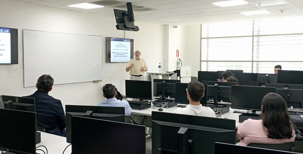 Profesor PhD Nejat Olgac, dictando el seminario Time Delayed Systems, junto a estudiantes UIS. 