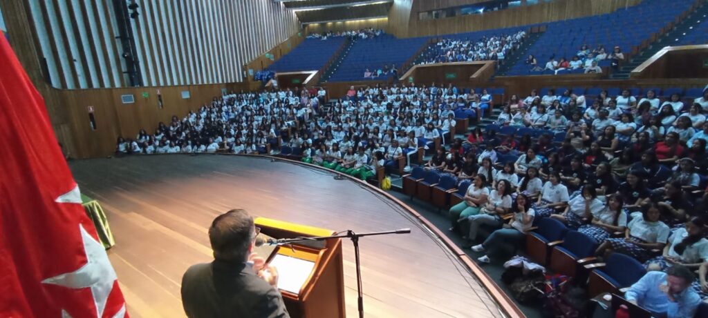 Imagen del decano hablando ante las estudiantes