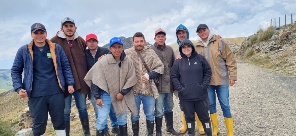 Estudiantes de séptimo semestre del programa de Zootecnia de la Sede UIS Málaga brindan asistencia técnica a los sistemas productivos de ovinos y caprinos que lideran mujeres campesinas del municipio del Cerrito.