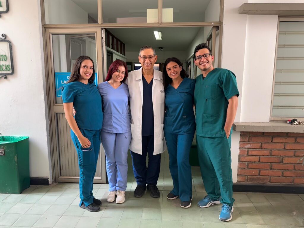 Estudiantes de pregrado de medicina integrantes del grupo de investigación en Electricardiografía. De izquierda a derecha, Lizeth Daniela Sánchez Méndez, Laura Valentina Vega Zambrano, Óscar Leonel Rueda Ochoa, Luisa Fernanda Osorio y Juan Camilo Gómez Osma.