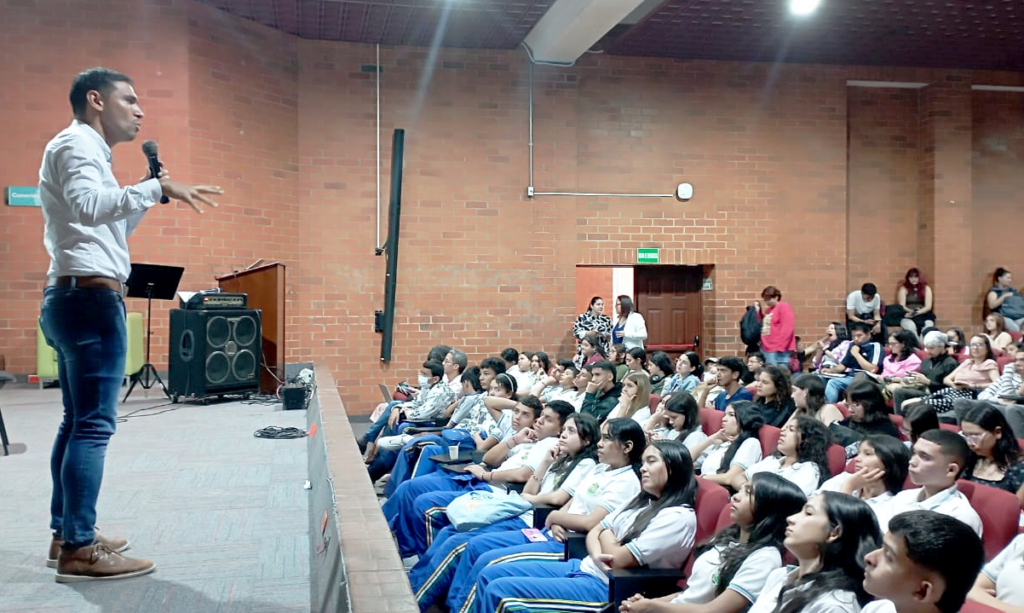 Imagen del conferencista y parte del auditorio.