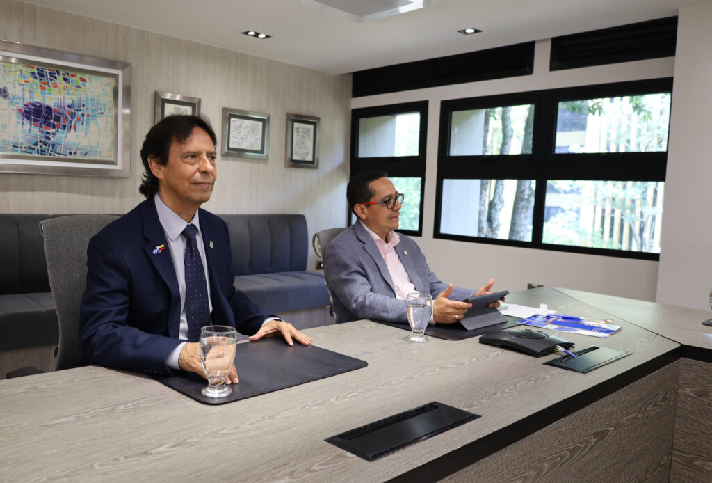 Vicerrector Académico, Daniel Sierra Bueno, junto a Carlos Vecino, director de la Oficina de Relaciones Exteriores, reunidos con una delegación de la embajada de Quebec