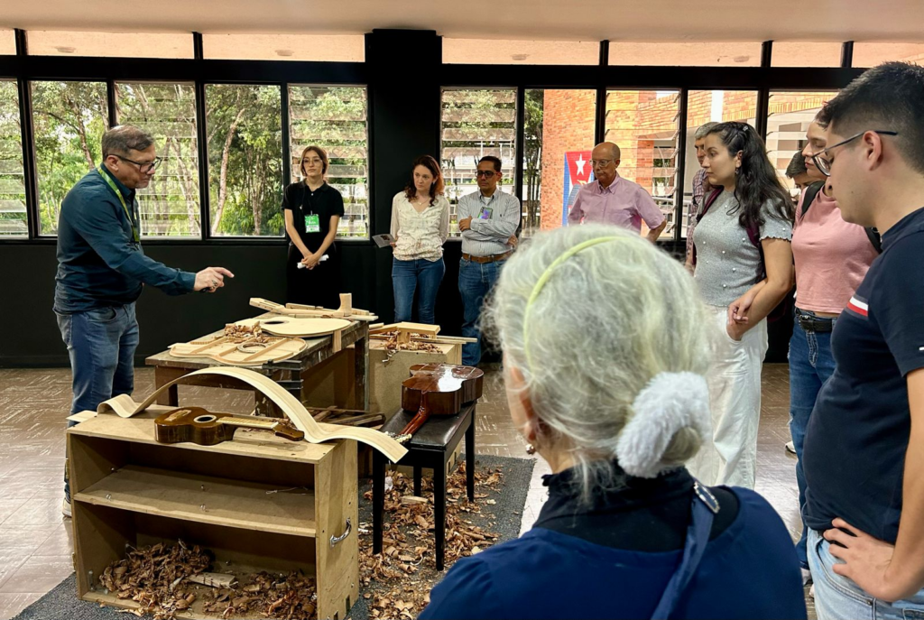 Imagen visita guiada a la exposición Tiplinas, del maestro Alekos, en la sala Gustavo Gómez Ardila.