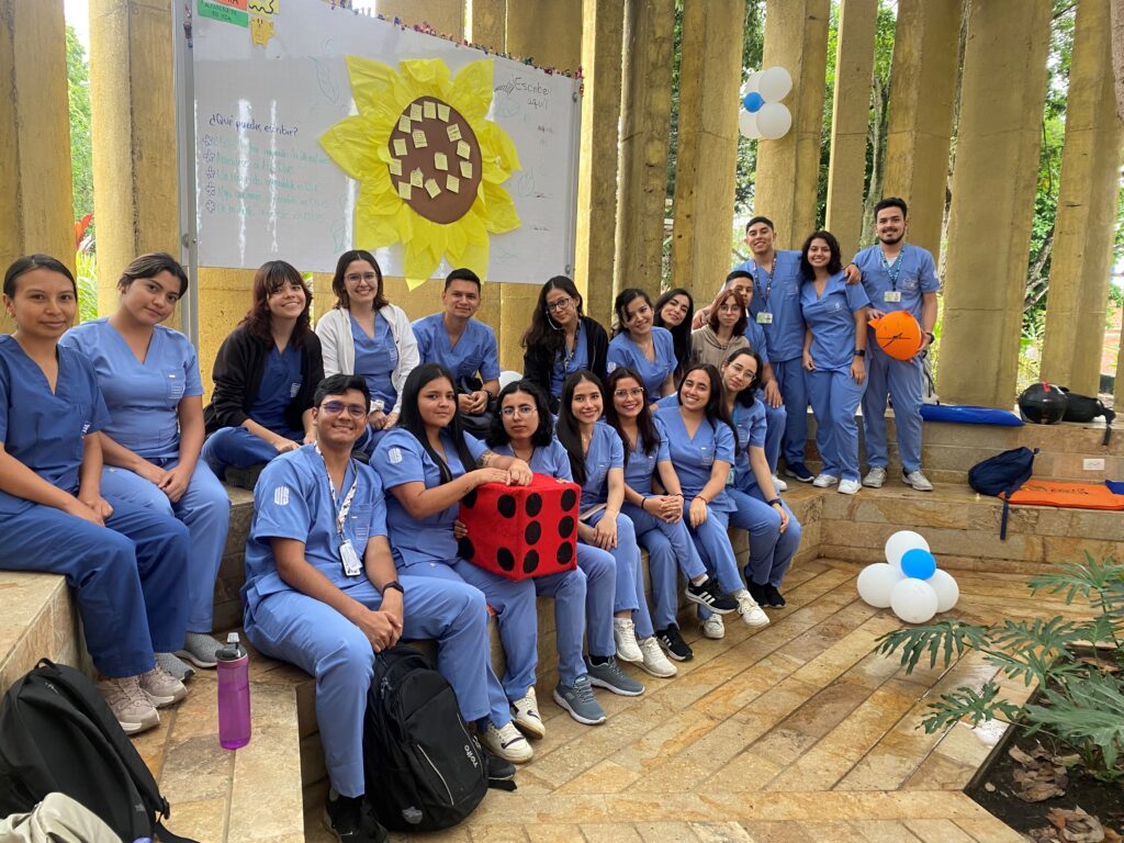 Estudiantes de Microbiología y Bioanálisis en el Centro de Escucha