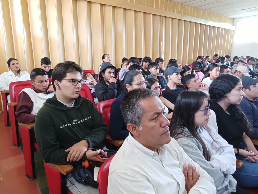 Estudiantes y funcionarios de la Sede UIS Málaga conociendo sobre el portafolio de servicios de la VIE 