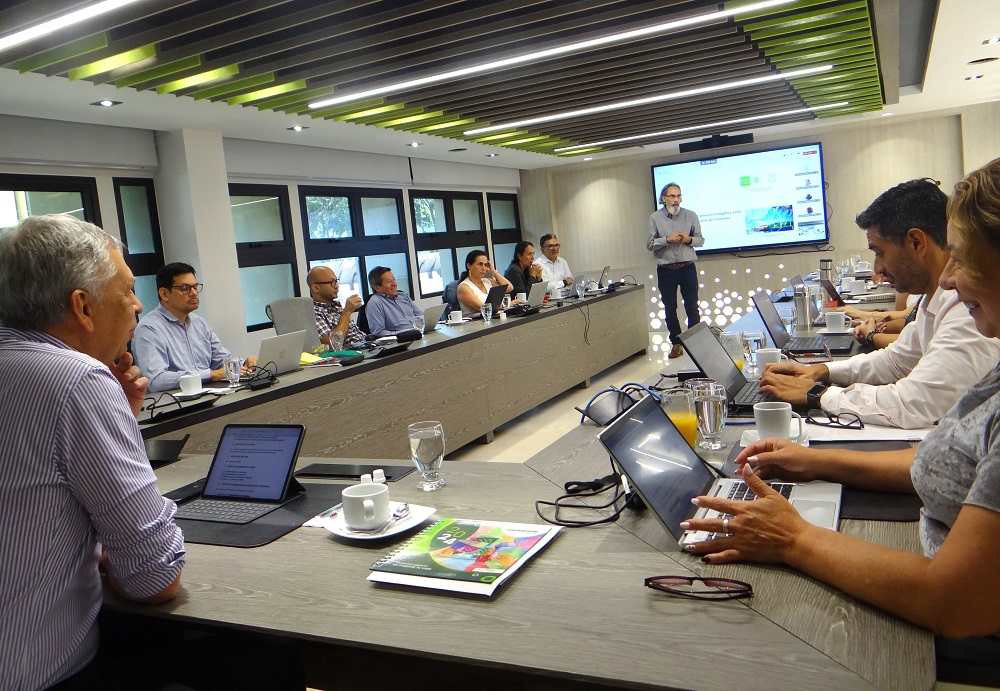 Profesor Amado Guerrero presenta el proyecto del Instituto de Transición Energética Justa en el Consejo Académico