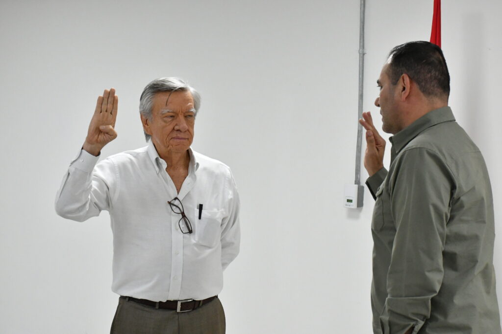 El gobernador de Santander, general Juvenal Díaz, junto a Jorge Gómez Duarte, representante de los exrectores ante el Consejo Superior de la Universidad Industrial de Santander