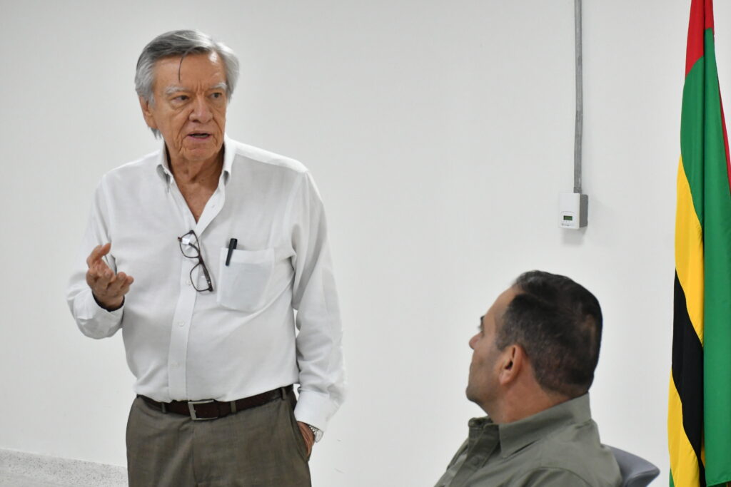 El gobernador de Santander, el general Juvenal Díaz, junto a Jorge Gómez Duarte, representante de los exrectores ante el Consejo Superior de la Universidad Industrial de Santander