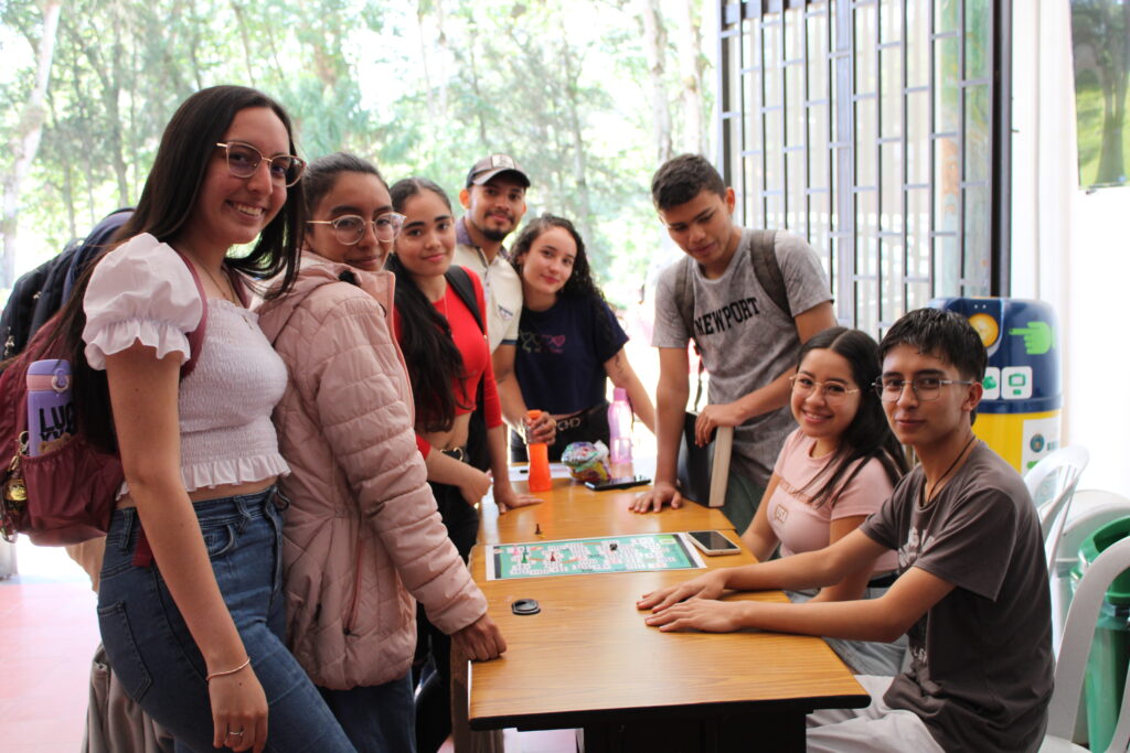 Estudiantes en la Feria del Autocuidado y el Bienestar que se realizó con la comunidad universitaria de la Sede UIS Málaga.