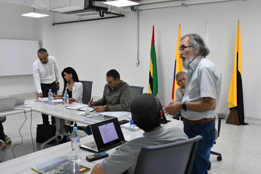 El profesor Amado Guerrero presenta en el Consejo Superior el proyecto del Instituto para la Transición Energética Justa del nororiente colombiano