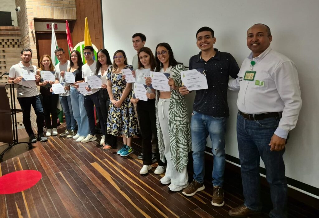 Estudiantes que recibieron el certificado del curso junto a la profesora Diana Villalobos y el director de la Escuela E3T, José Alejandro Amaya.