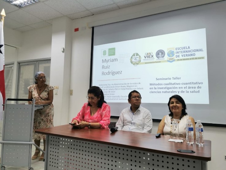 Profesora Myriam Ruiz, durante su participación en la Escuela Internacional de Verano