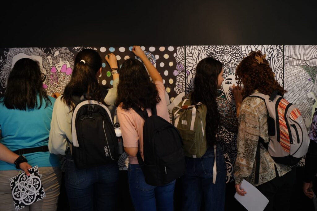 Asistentes interactúan con obras del maestro Leonardo Caballero Piza en la exposición.