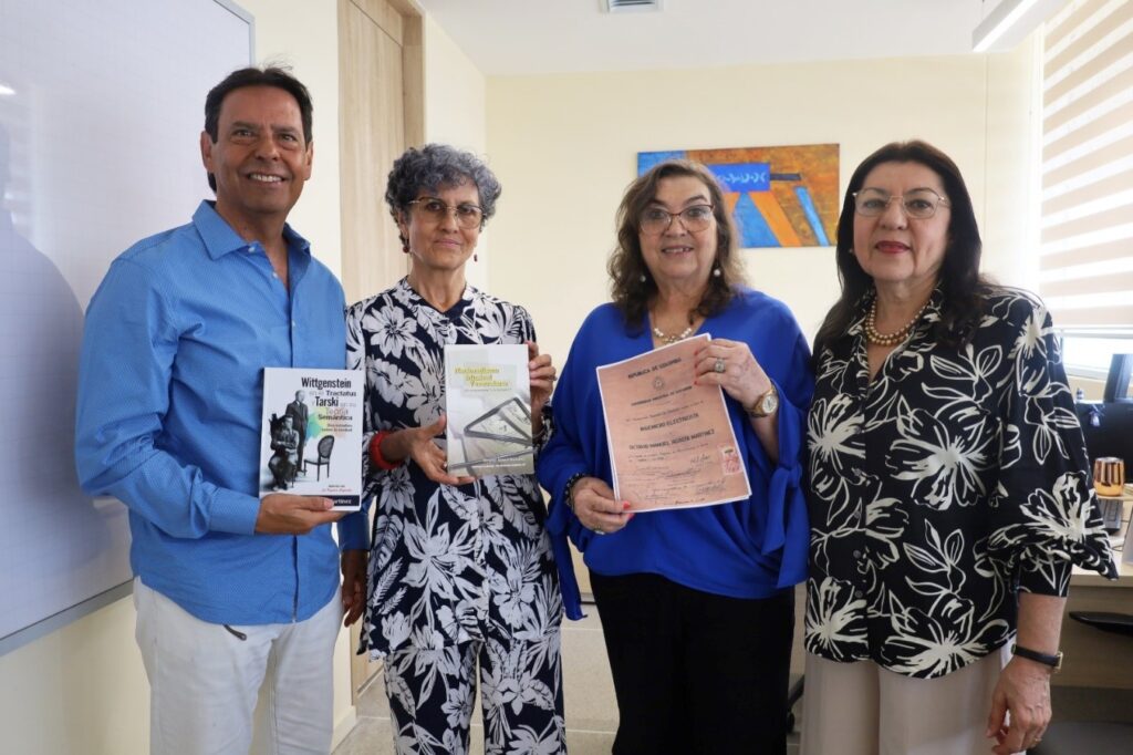 Director de Relex, Carlos Vecino, junto a otros profesores UIS, con las obras lterarias de Octavio Acosta, egresado UIS.
