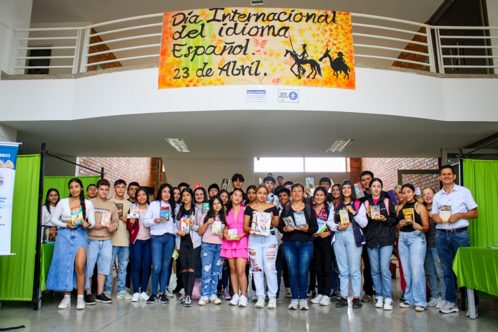 Grupo de participantes en el V Festival del Libro y la Cultura, la Sede UIS Barbosa