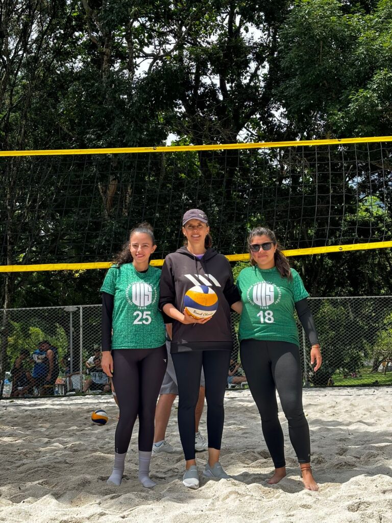 Imagen de Laura Daniela Reina Gómez y Yaire Catalina López Santana con Deira Mendoza, la entrenadora.