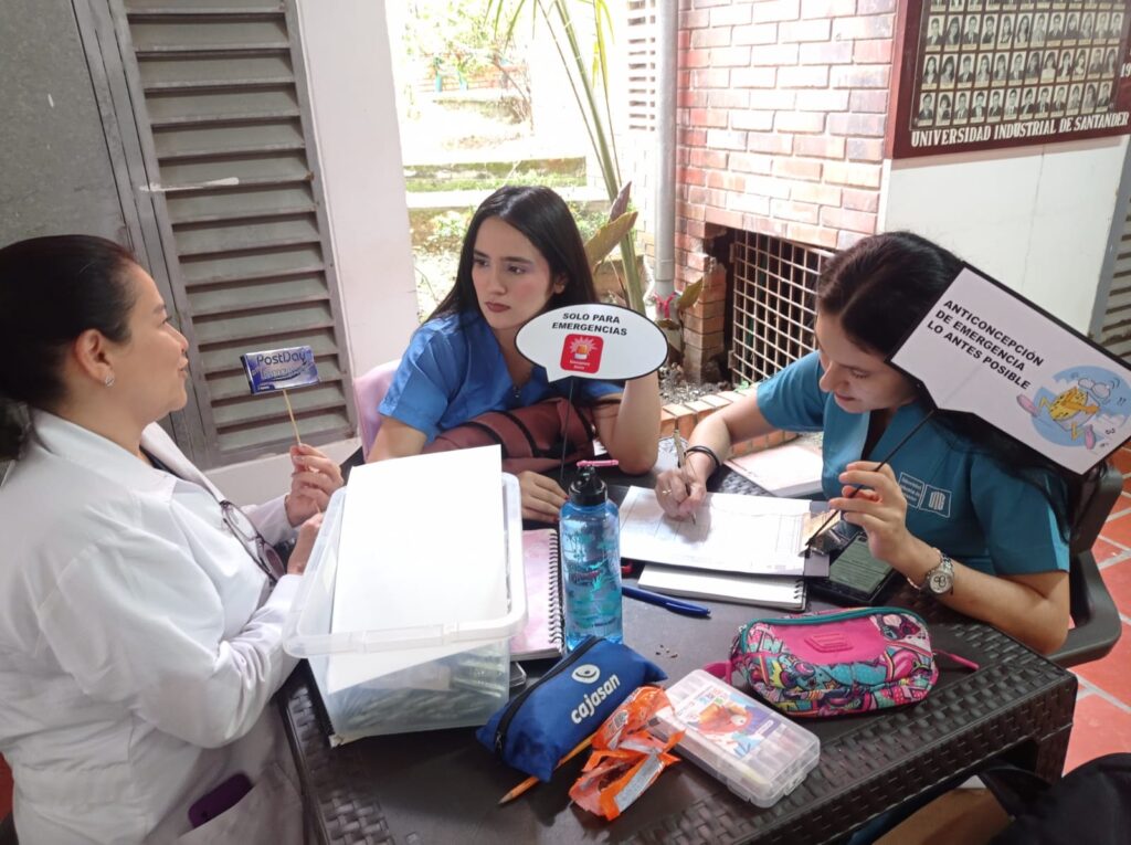 Equipo de Bienestar Estudiantil durante las charlas de la "Caminata de la Responsabilidad" con estudiantes UIS 