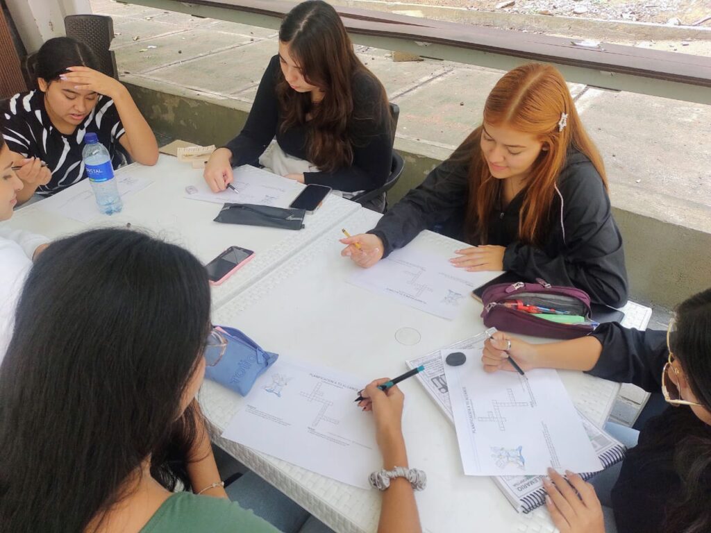 Equipo de Bienestar Estudiantil durante las charlas de la "Caminata de la Responsabilidad" con estudiantes UIS 