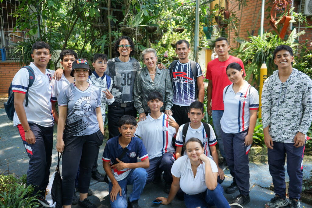 Estudiantes del Colegio Luis Carlos Galán de Bucaramanga en el Jardín Botánico de la UIS.