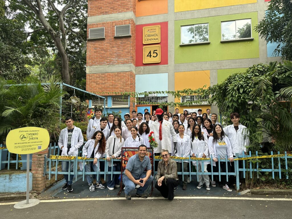 Imagen del grupo de la Universidad de Ibagué en las instalaciones del Jardín Botánico Un mundo en un jardín