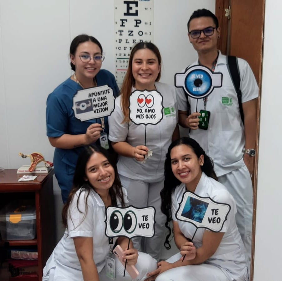 Estudiantes de la Facultad de Salud de la Universidad Industrial de Santander participaron en la jornada de cuidado visual