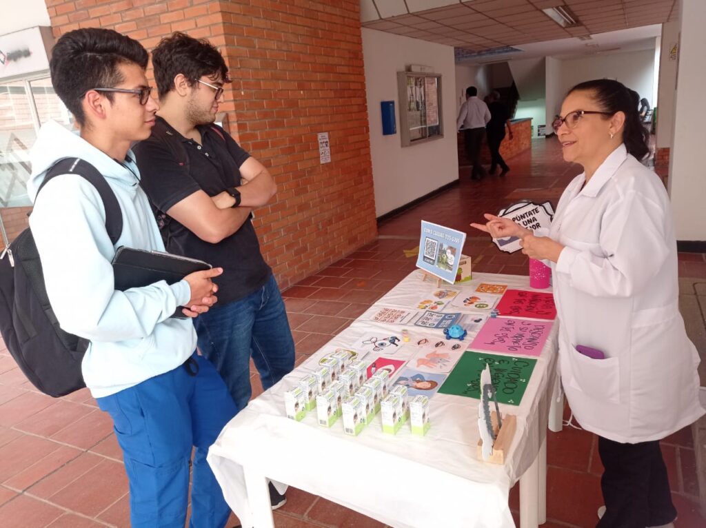 Estudiantes de la Facultad de Salud de la Universidad Industrial de Santander participaron en la jornada de cuidado visual