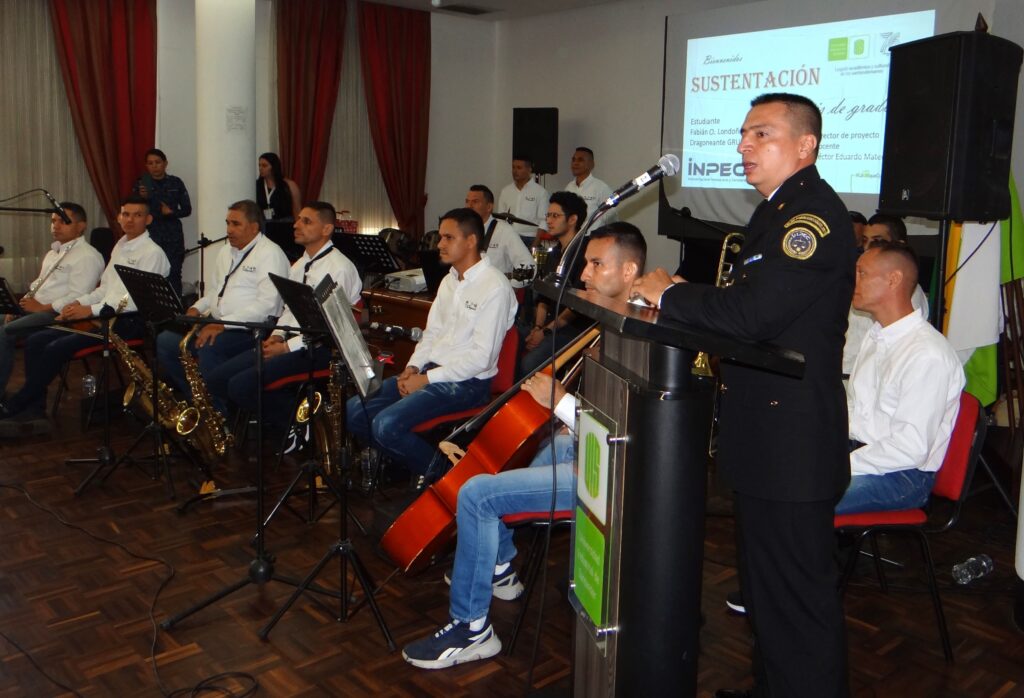 The student Fabián Orlando Londoño supports his degree project to qualify for the title of Bachelor of Music UIS