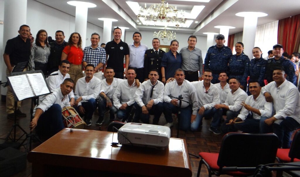 Directors of the UIS School of Arts and INPEC, together with officials from said institution, accompanied Student Fabián Londoño in the support that had the support of inmates from the Bucaramanga prison and medium-security penitentiary; who are part of the La 36 Orchestra.