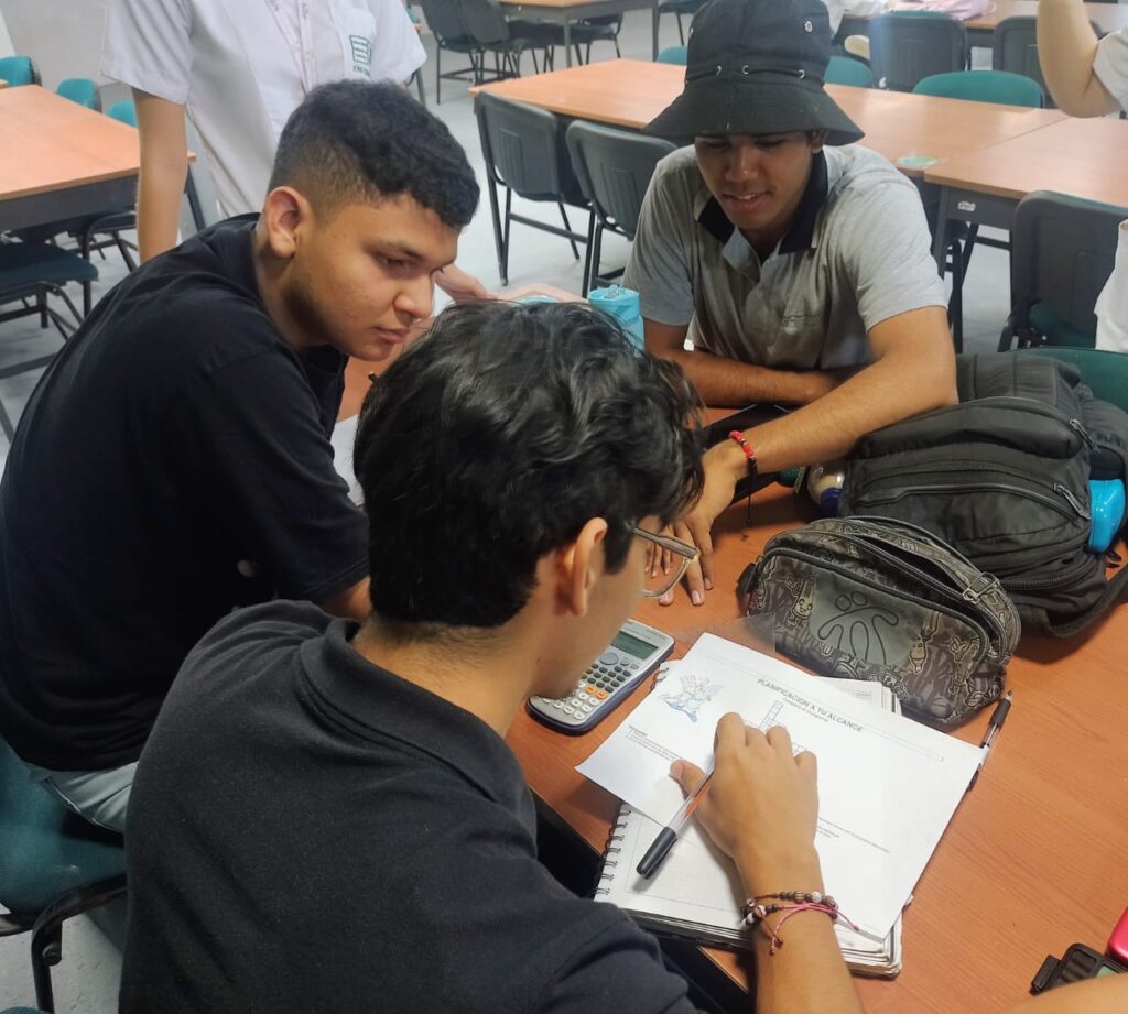 Estudiantes toman atenta nota de las indicaciones de los responsables de la actividad