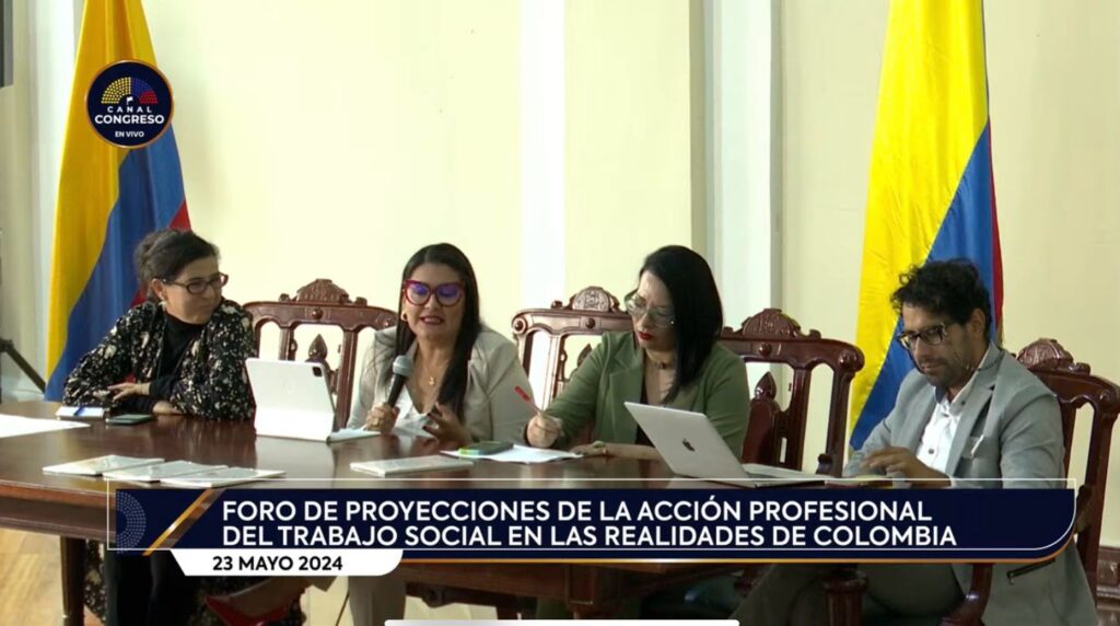 profesora Ana María Loaiza Giraldo, directora de la Escuela de Trabajo Social
