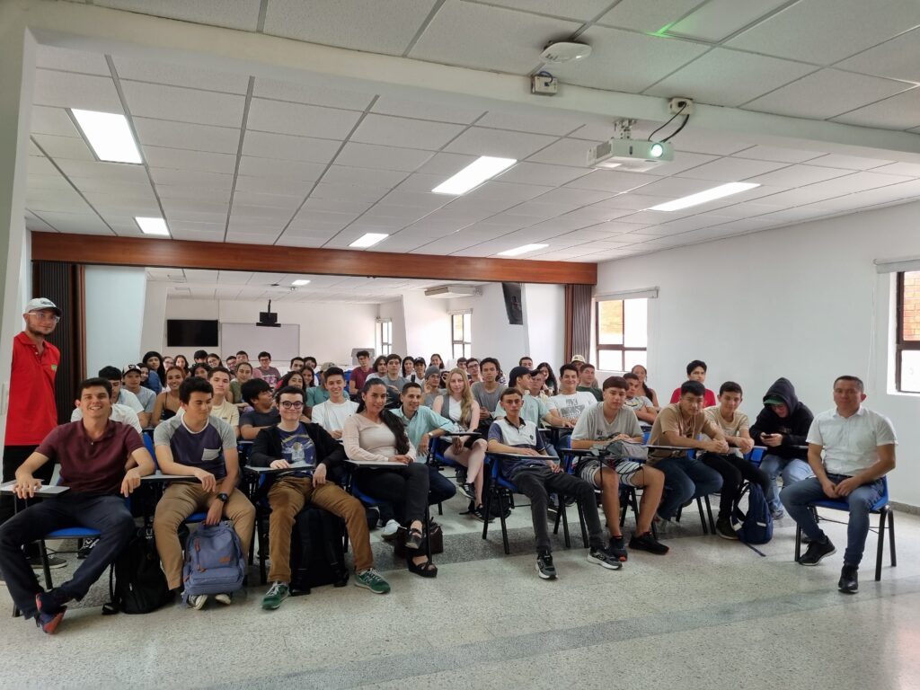 Imagen de estudiantes de la sede UIS Socorro durante la visita de ExperTIC-SEA