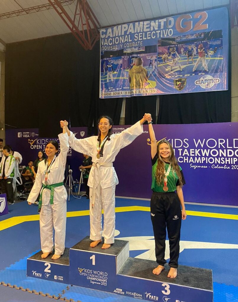 Natalia Verano, en el podio, siendo galardonda con medalla de oro