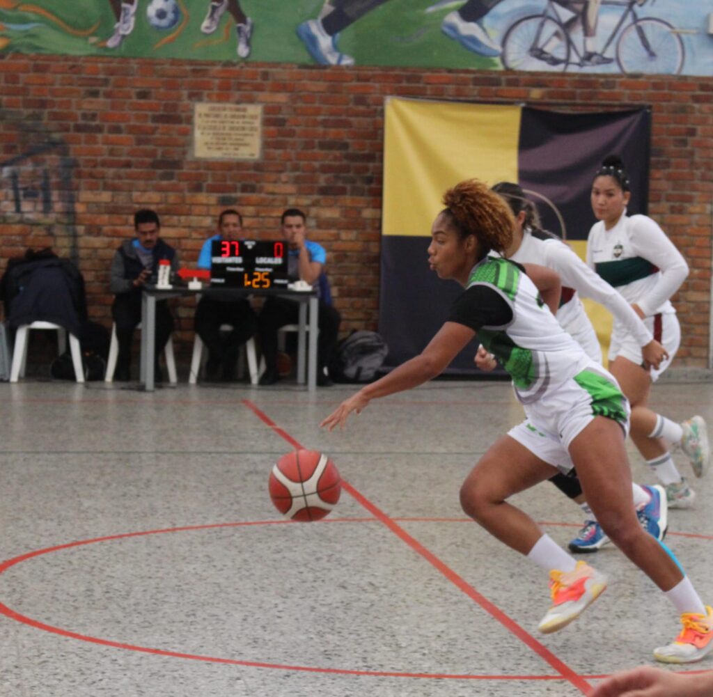 Imagen de baloncesto femenino