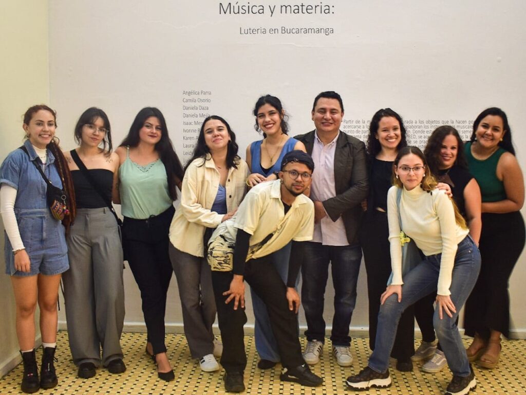 Students in charge of the exhibition with Professor Roger Díaz Carreño