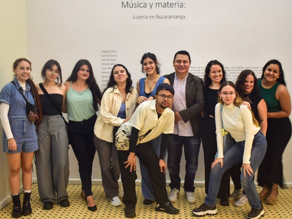 Estudiantes encargados de la exposición junto al maestro Roger Díaz Carreño