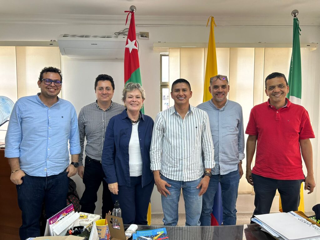 Grupo de profesores de la la Escuela de Economía y Administración y el grupo de investigación en desarrollo regional y ordenamiento territorial – GIDROT de la Universidad Industrial de Santande, apoyando el desarrollo del Plan de Desarrollo de San Andrés, Santander