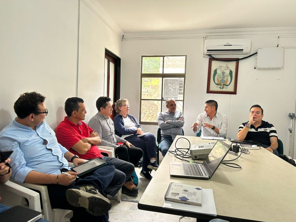 Grupo de profesores de la la Escuela de Economía y Administración y el grupo de investigación en desarrollo regional y ordenamiento territorial – GIDROT de la Universidad Industrial de Santande, apoyando el desarrollo del Plan de Desarrollo de San Andrés, Santander