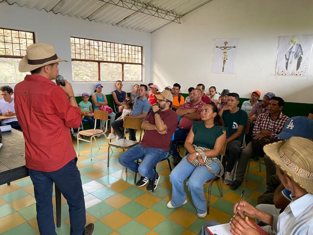 Grupo de profesores de la la Escuela de Economía y Administración y el grupo de investigación en desarrollo regional y ordenamiento territorial – GIDROT de la Universidad Industrial de Santande, apoyando el desarrollo del Plan de Desarrollo de San Andrés, Santander